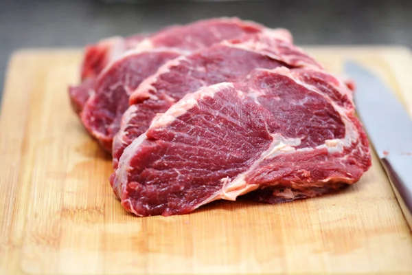 木製のまな板に食欲をそそる生牛、子牛の肉 — ストック写真