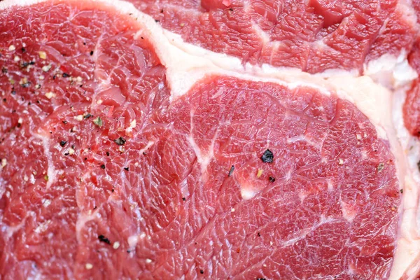 Arka plan olarak çiğ kırmızı sığır eti yakın çekim — Stok fotoğraf