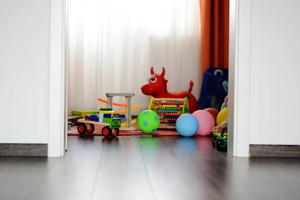 Детские разноцветные игрушки на деревянном полу или ковер на детской комнате — стоковое фото