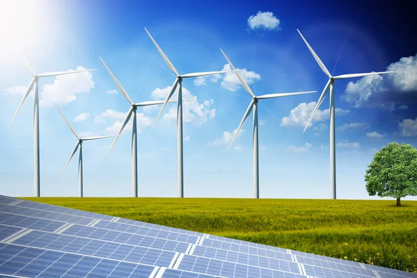 Paneles solares fotovoltaicos y turbinas eólicas que generan energía alternativa —  Fotos de Stock