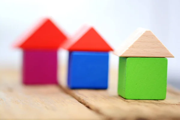 Έννοια σπιτιών διακοπών με πολύχρωμα σπίτια από ξύλινα κυβάκια — Φωτογραφία Αρχείου