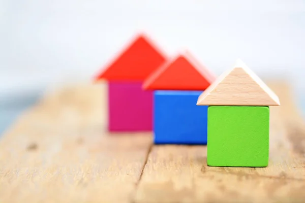 Concepto de bienes raíces con casa pequeña de bloques de madera de colores —  Fotos de Stock