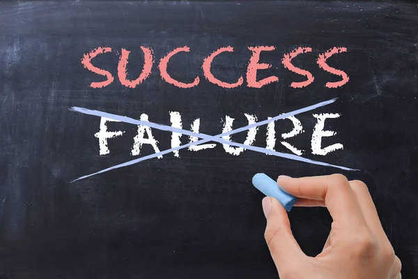 Yazı tahtası üzerinde başarı değişen başarısızlıkla — Stok fotoğraf