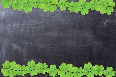 Shamrock veya Yeşil yonca tahtaya bırakır