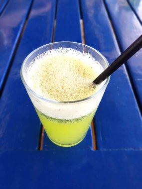 Mavi ahşap masa taze Naneli limonata