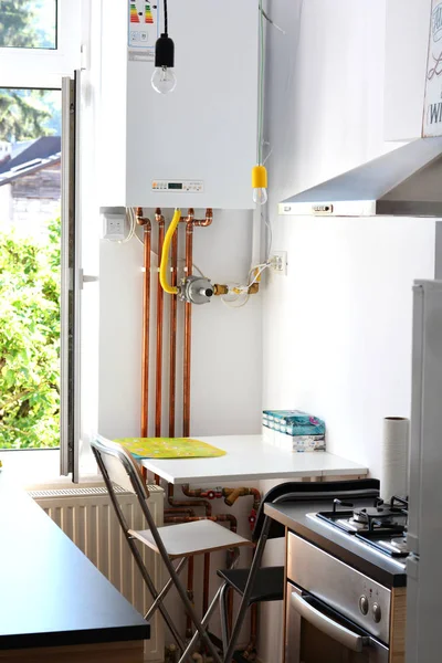 Casa caldera de gas interior con tuberías de cobre en la cocina — Foto de Stock