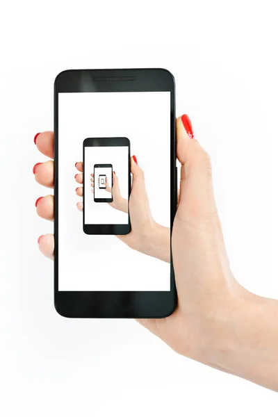 Gros plan de la main femme tenant smartphone avec image répétitive, image dans l'effet d'image — Photo