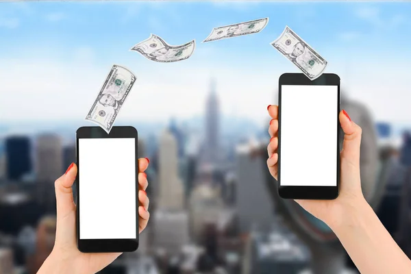 Pago móvil o transferencia de dinero con smartphone, Empire State Building y Financial District como fondo borroso —  Fotos de Stock