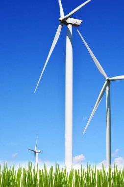 Temiz enerji kaynağı ile rüzgar türbini açık mavi gökyüzü altında