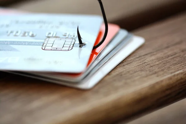 Creditcard phishing scam met credit card in visserij haak op houten tafel — Stockfoto