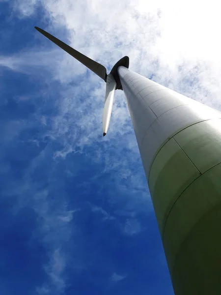 Levant les yeux vers une éolienne au fond bleu ciel — Photo