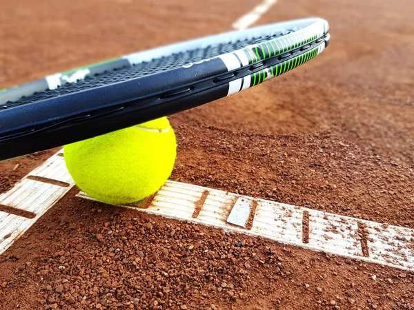 Racket and tennis ball on tennis court — Stock Photo, Image