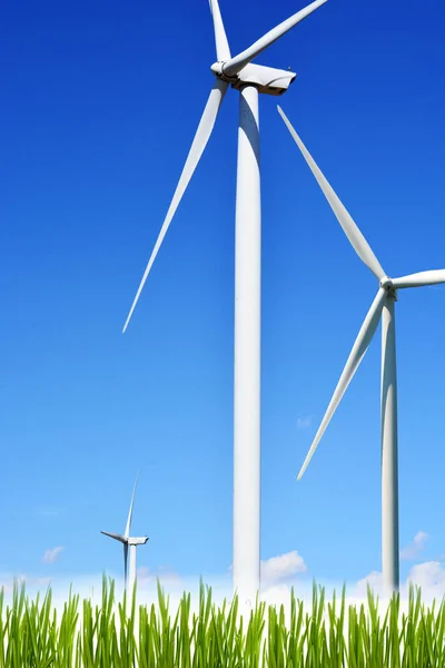 Source d'énergie propre avec éolienne sous le ciel bleu clair — Photo