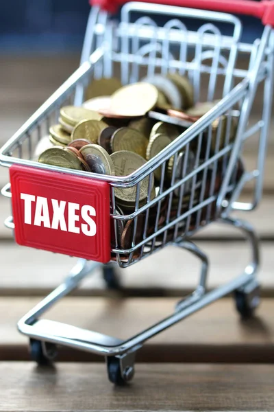 Aumentar el concepto de impuestos con carrito de compras lleno de dinero —  Fotos de Stock