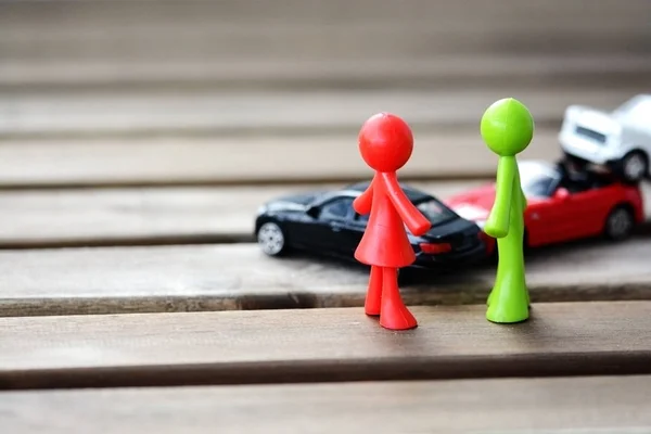 Autó baleset fogalma, a járművek modell játékok és emberi formák — Stock Fotó