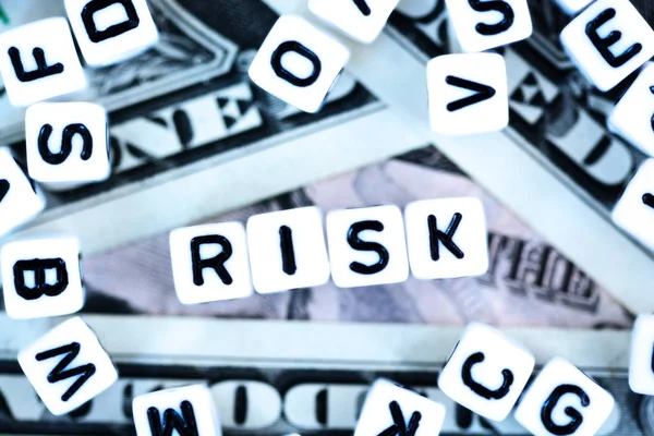 Risk bize dolar arka plan, mali yazım plastik mektup boncuk veya para birimi risk kavramı