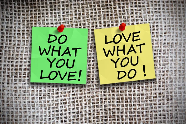 Ne aşk yapmak, renkli yapışkan notlar çuval bezi arka plan üzerinde ne seviyorum