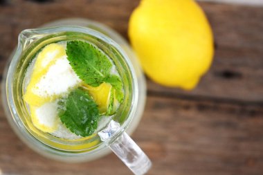 ahşap masa üzerinde taze Naneli limonata ile jar Üstten Görünüm