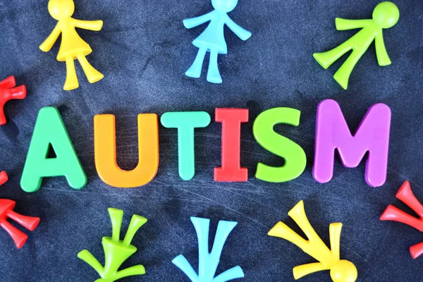 Conceito de criança autista com autismo de ortografia de letra plástica colorida em fundo escuro — Fotografia de Stock