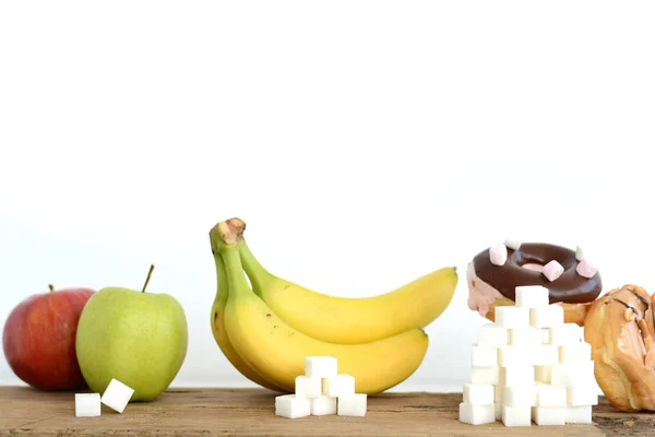 Порівняння та аналіз кількості цукру, що міститься у фруктах та цукерках — стокове фото