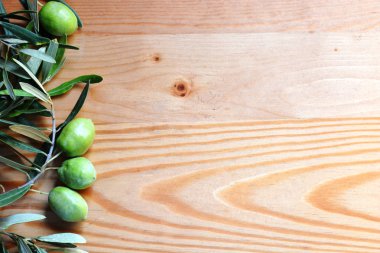 Zeytin yeşil yapraklar üzerinde ahşap arka plan