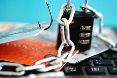 Muhafaza-e karşı phishing saldırı kavramı ile kredi kartları balıkçılık kanca, asma kilit ve zincir 