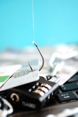 Muhafaza-e karşı phishing saldırı kavramı ile kredi kartları balıkçılık kanca, asma kilit ve zincir 