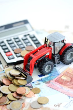 Bir sürü para office araçları yakınındaki itme traktörü ile tarımda finansal sonuç analizi