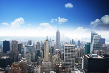 Empire State Binası, midtown Manhattan, açık mavi gökyüzü ile üzerinde seyir havadan görünümü