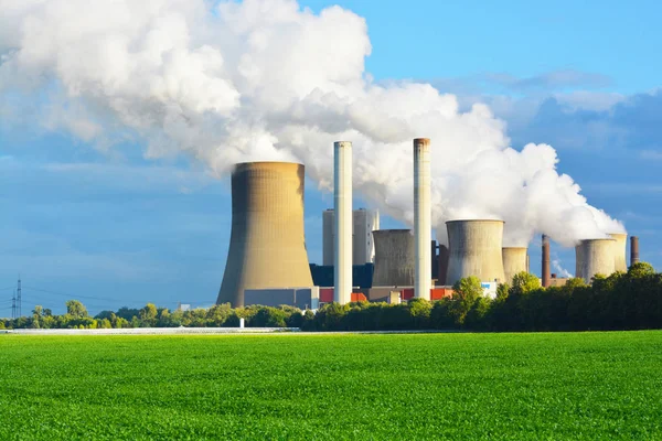 Fábricas Geradoras Energia Com Forte Emissão Vapor Fundo Céu Azul — Fotografia de Stock