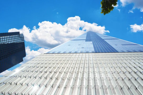 Vzhlédl Moderní Budova Jasné Modré Oblohy Manhattanu New York — Stock fotografie