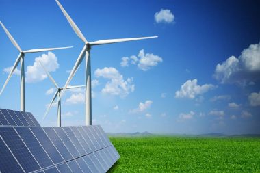 Yeşil enerji güneş panelleri ve yel değirmenleri dağlar mesafe ile yeşil çayır üzerinde by