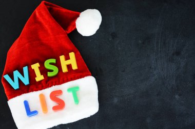 Noel Baba dilek listesi kavramı renkli metin Santas kırmızı şapka ile