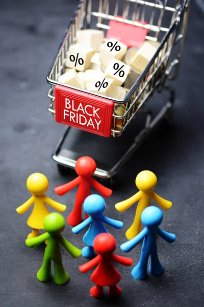 黑色星期五购物理念与彩色迷你人和购物车在黑暗的背景 — 图库照片