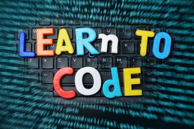 Programlama kodu kodu metnini soyut teknoloji arka plan üzerinde renkli harflerle öğrenmek öğrenme