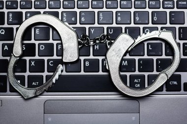 Kelepçe ve hacker genel kavram ya da internet dolandırıcılık düşündüren bilgisayar klavye