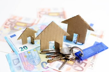 Küçük karton ev ve Euro banknot tuşlar tarafından önerilen araç kiralama fiyatları