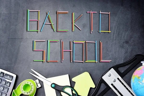 Fundo Quadro Negro Com Material Escolar Sugerindo Volta Temporada Escolar — Fotografia de Stock