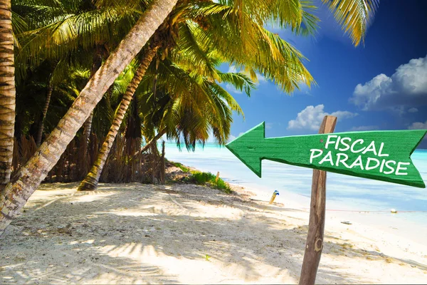 无税的异国海岛 绿色箭头表示财政天堂 — 图库照片