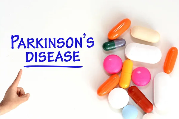 白地カラフルな医薬品に近いパーキンソン病本文のトップ ビュー — ストック写真