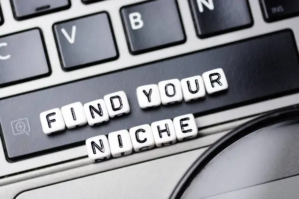 Find Your Niche Magnifying Glass Close Conceptual Text Computer Keyboard — Stock Photo, Image