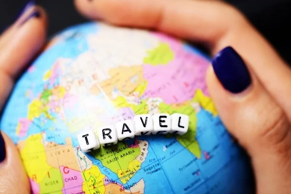 Dünya Seyahat Kavramı Ile Kadın Elinde Renkli Küre — Stok fotoğraf