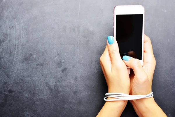 Смартфон Интернет Зависимость Женскими Руками Связанными Зарядным Кабелем — стоковое фото