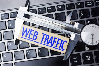 Kumpas online web sitesi trafiğini ölçme laptop klavye üzerinde Web analytics konseptiyle