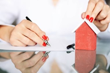 Konut kredisi ile yeni bir ev satın alırken bir sözleşme imzalamadan kadın