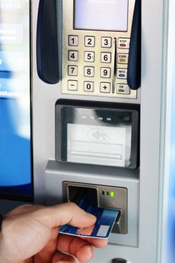 Modern yaşamın ve teknoloji, toplu taşıma içinde kredi kartıyla ödeme