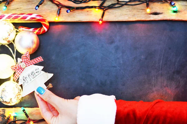 Santas Hand Versieren Van Een Leeg Schoolbord Als Kerstmis Achtergrond — Stockfoto