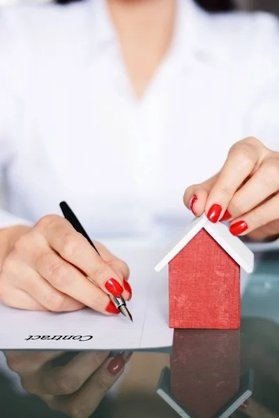 Mujer Firmando Contrato Comprar Una Casa Nueva Con Préstamo Hipotecario —  Fotos de Stock