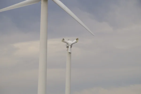 ネジと風力発電機のブレードを破損します。 — ストック写真