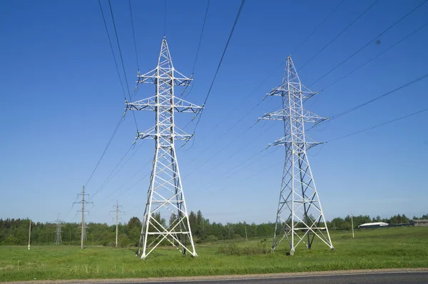 高電圧送電線をサポートします。 — ストック写真